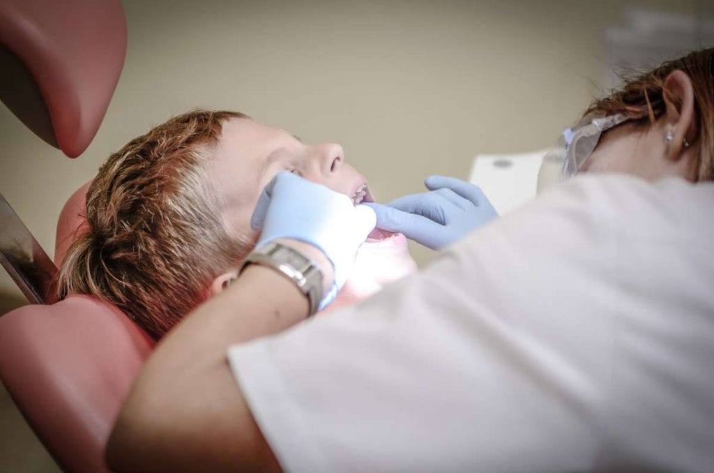 Dentista per bambini: quando fare la prima visita